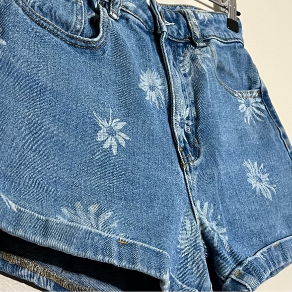PacSun Daisy Print Shorts 🌼 - Picture 4 of 8